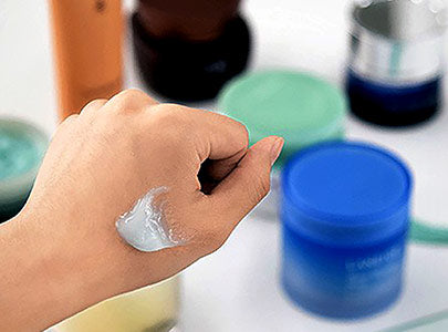 スリーピングマスクのポリマー水分膜技術